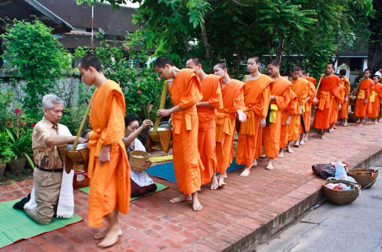 LuangPrabang-monks2